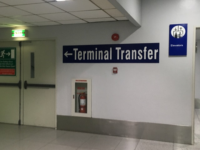 Terminal Transferの看板があります