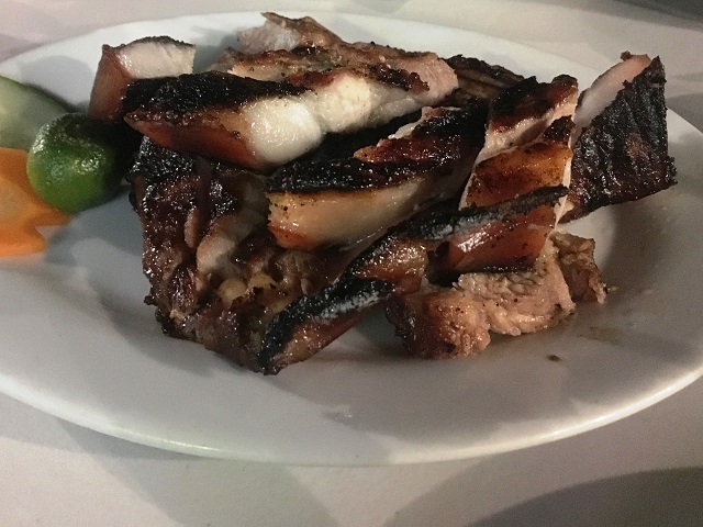 フィリピン名物の豚の丸焼き レチョン