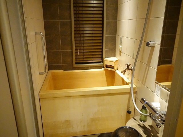 洗い場の横にはドーミーインの檜風呂