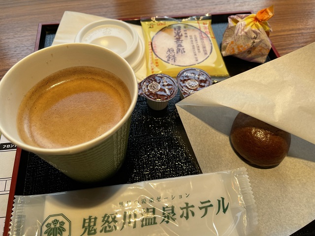 鬼怒川温泉ホテルのウェルカムドリンクとお菓子