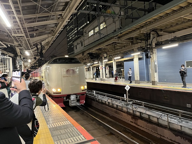 東京駅にサンライズ出雲・瀬戸が入線する様子