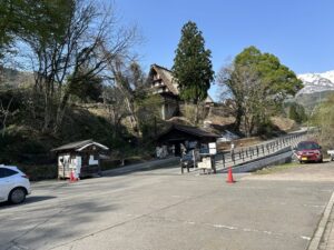 白川郷の裏の駐車場
