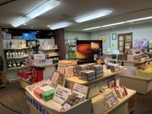 亀の井ホテル塩原のお土産コーナー